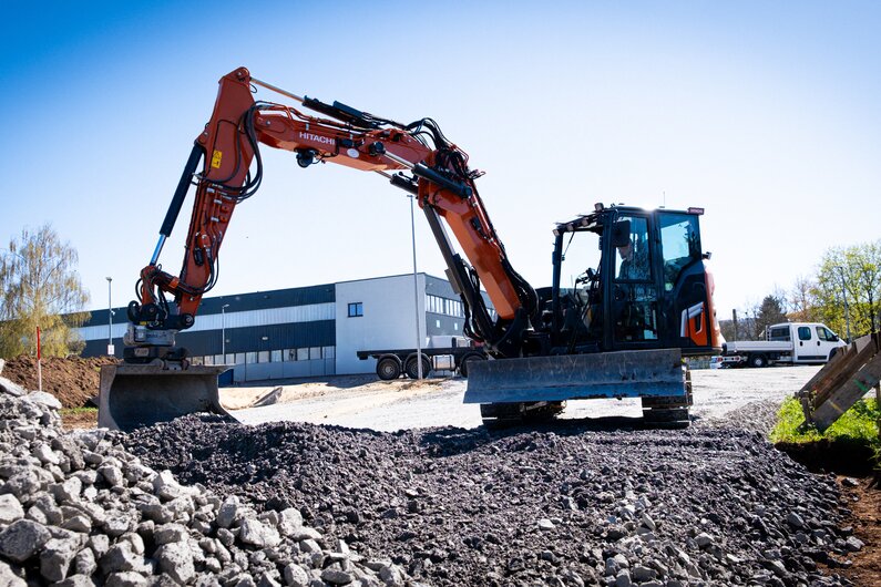 Hitachi  Hitachi ZX95USB-7 VA MTC