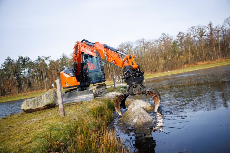 Hitachi  Der Hitachi ZX95US-7 Kompaktbagger