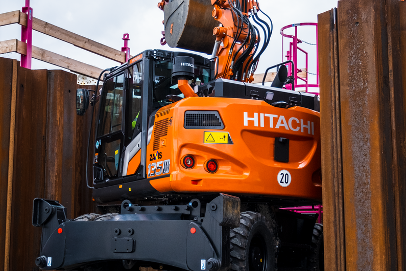 Hitachi  ZX95W-7