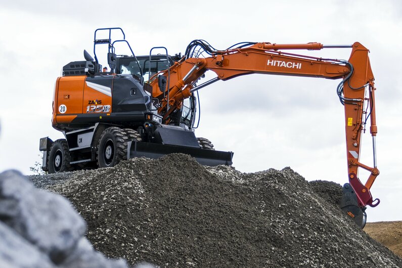 Hitachi  ZX95W-7