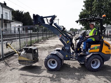 Der vollelektrische Kompaktlader G2200E von Giant ist vielseitig einsetzbar.