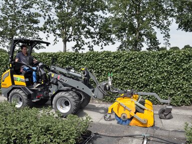 Der vollelektrische Kompaktlader G2200E von Giant ist vielseitig einsetzbar, zum Beispiel für Reinigungsarbeiten.