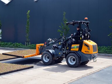 Der vollelektrische Kompaktlader G2200E von Giant ist vielseitig einsetzbar.
