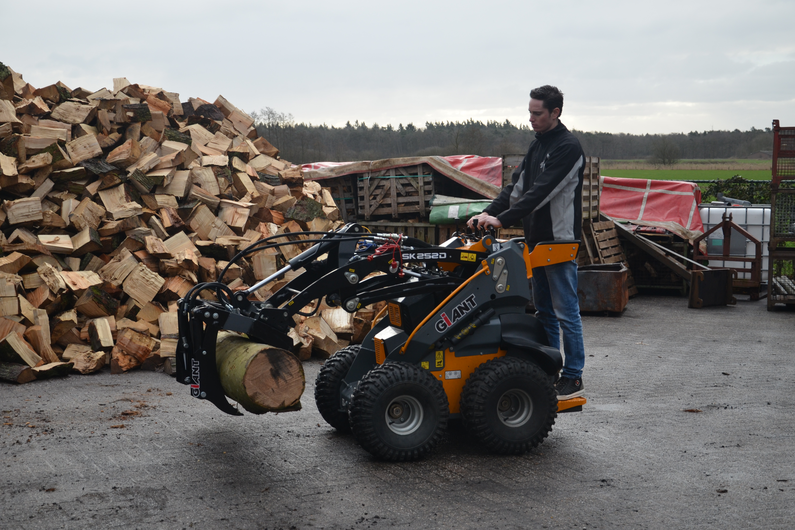 GIANT Der Giant Skidsteer GS900