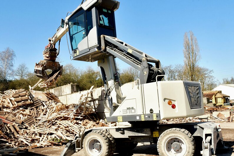 Fuchs Der Fuchs MHL310F Umschlagbagger