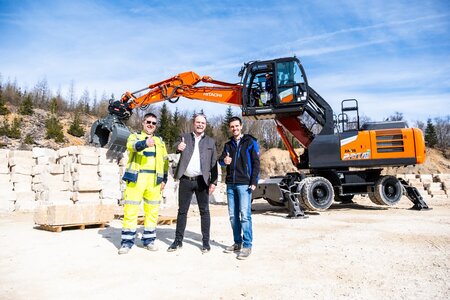 Übergabe Hitachi ZX220W-7 an Schotter- und Steinwerk Weißenburg