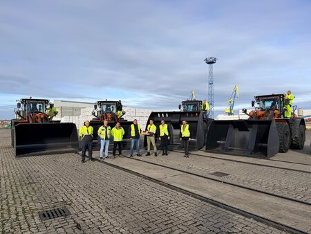 Gruppenbild vor neuen Radladern