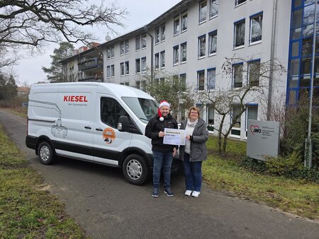 Übergabe Spendenscheck