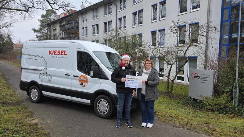 Übergabe Spendenscheck