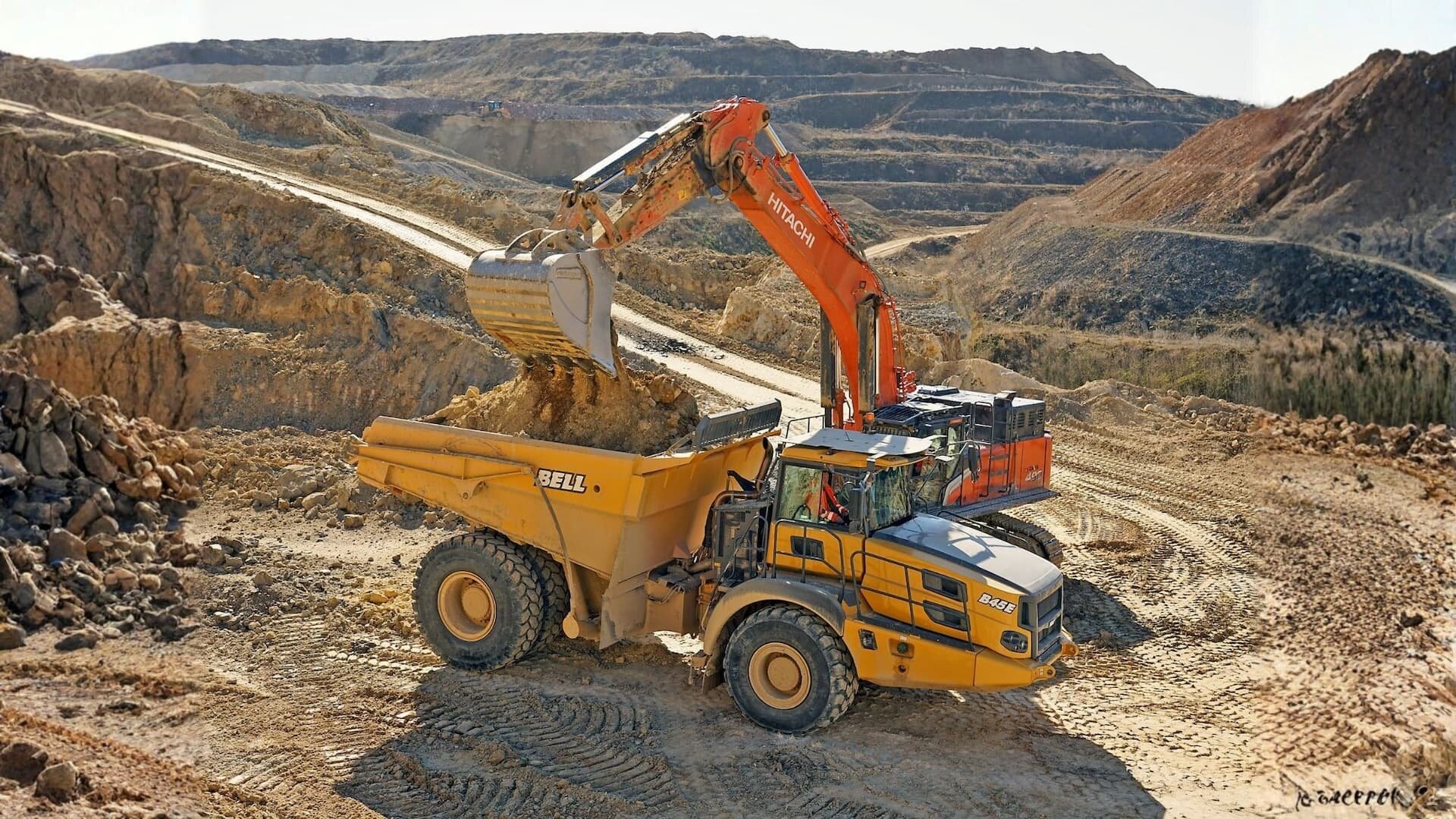 Bell B45E 4x4 und Hitachi ZX490 LCH‑7 im Einsatz