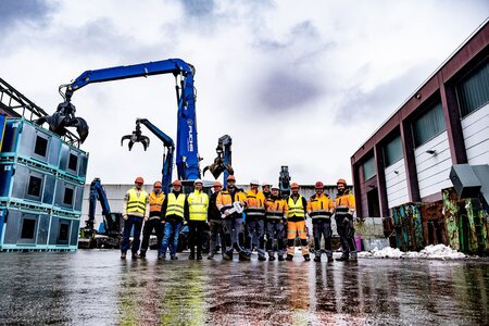 Gruppenbild Übergabe Fuchs MHL 340 F für Scholz Standort Dingolfing