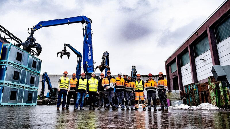 Gruppenbild Übergabe Fuchs MHL 340 F für Scholz Standort Dingolfing