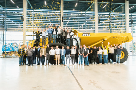 Gruppenbild vor Bell Dumper