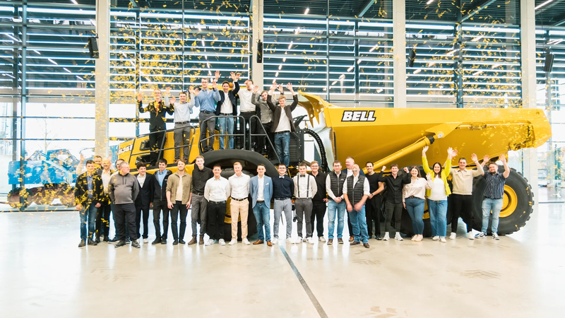 Gruppenbild vor Bell Dumper