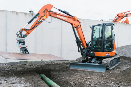 Bagger mit KTEG 360°  Stahlplattenmanipulator