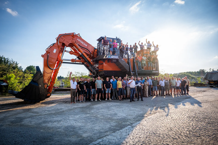 Gruppenbild Übergabe NDB Schotterwerke Hitachi EX1200-7