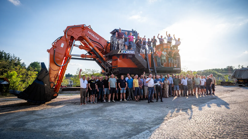 Gruppenbild Übergabe NDB Schotterwerke Hitachi EX1200-7