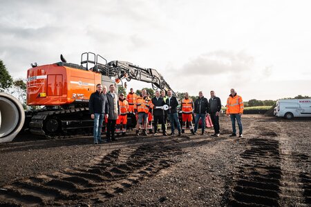 Gruppenbild Übergabe KTEG 375USLC-7 an Firma Gottfried Stehnke