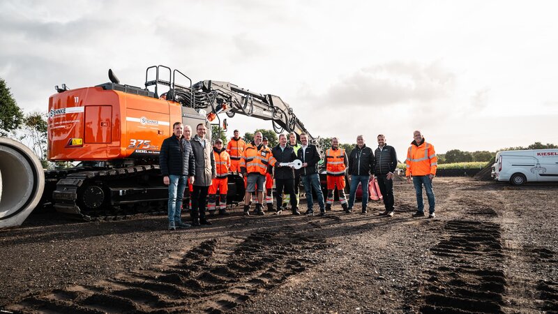 Gruppenbild Übergabe KTEG 375USLC-7 an Firma Gottfried Stehnke