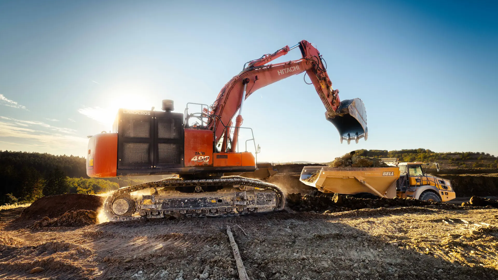  Hitachi ZX490-7 und Bell Muldenkipper im Einsatz
