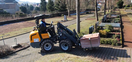 Für die kompakten Radlader von Tobroco-Giant gibt es fast 100 Anbaugeräte, sodass diese absolut multifunktional eingesetzt werden können.