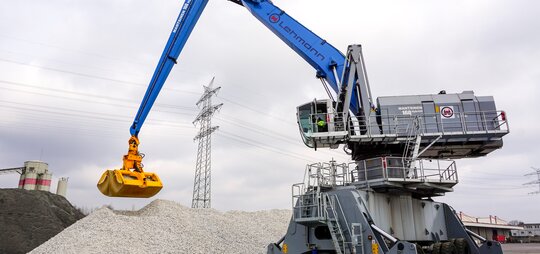 Mantsinen 160M Hybrilift im Schüttguteinsatz.