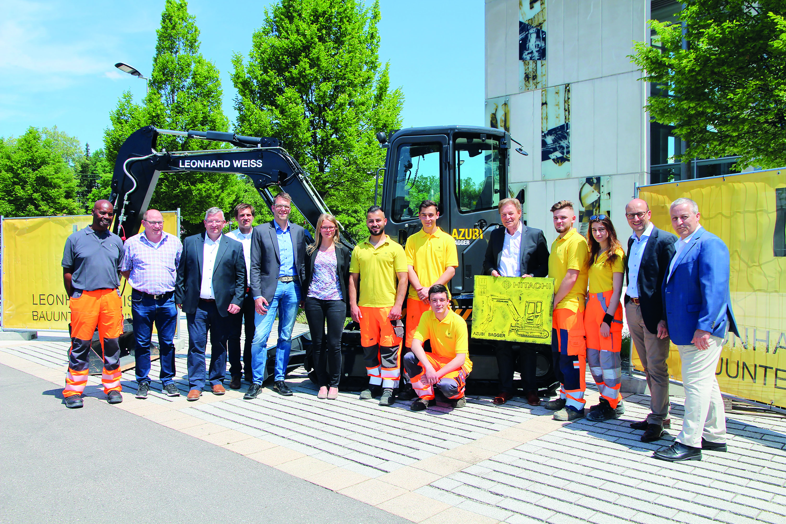 Hitachi-Händler Kiesel übergibt den Azubi-Bagger an die Auszubildenden von Leonhard Weiss