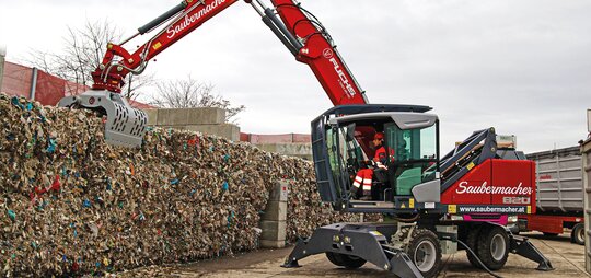 Beim Umschlag der gepressten Ersatzbrennstoffe zeigt der Fuchs MHL820F MZS seine Stärken.