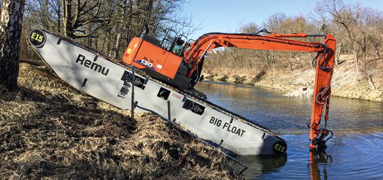 Auch auf moorigen Böden hinterlässt der Hitachi ZX130 mit seinem Ponton- Untergestell wenig Spuren.