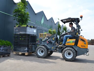 Der elektrisch betriebene Giant G2200E ist vielseitig einsetzbar, zum Beispiel bei Verladearbeiten