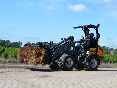 Der vollelektrische Kompaktlader G2200E von Giant ist vielseitig einsetzbar, zum Beispiel für Verladearbeiten.